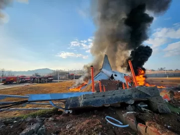 Avião sai da pista e colide contra muro na Coreia do Sul; há 28 mortos