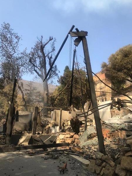 Destroços da casa da Luiza que pegou fogo em 2018