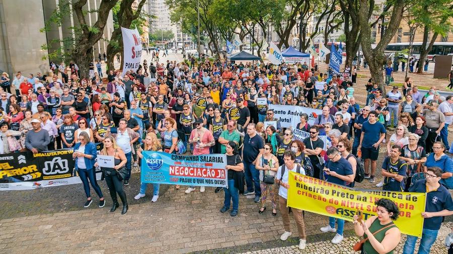 No dia 11 de abril, cerca de 600 servidores fizeram paralisação para reivindicar reajuste salarial de 30%; TJ concedeu apenas 5% No dia 11 de abril, cerca de 600 servidores fizeram paralisação para reivindicar reajuste salarial de 30%; TJ concedeu apenas 5%