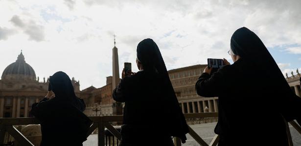 Em imagens históricas do Vaticano, fiéis revelam evolução tecnológica