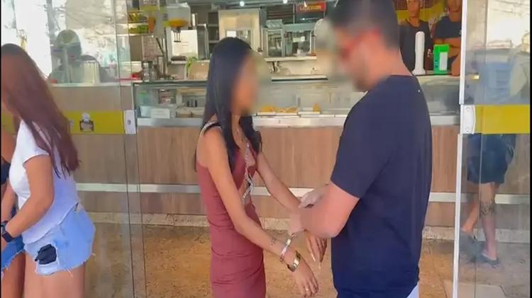 Momento em que as três jovens são abordadas pela polícia no RJ