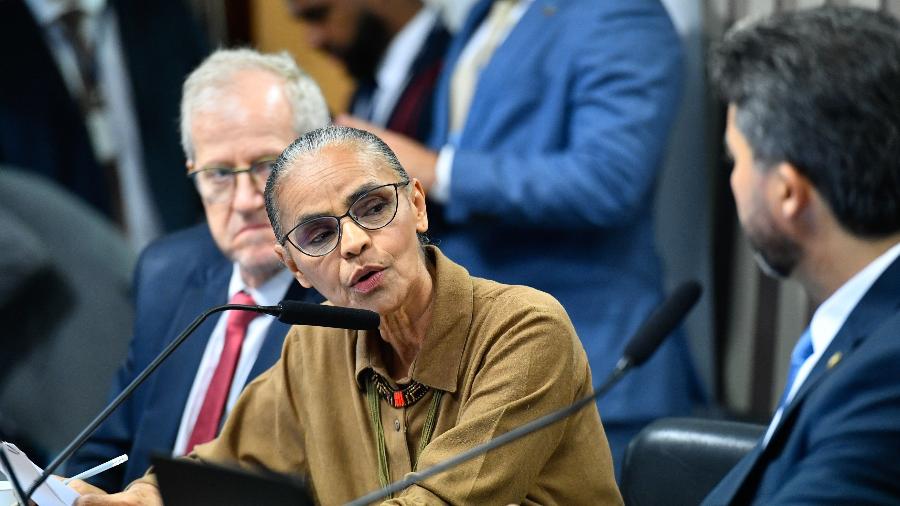 A ministra do Meio Ambiente, Marina Silva, fala com o senador Marcos Rogério durante sessão da comissão de Infraestrutura; ao fundo, o secretário-executivo do ministério do Meio Ambiente, João Paulo Capobianco A ministra do Meio Ambiente, Marina Silva, fala com o senador Marcos Rogério durante sessão da comissão de Infraestrutura; ao fundo, o secretário-executivo do ministério do Meio Ambiente, João Paulo Capobianco