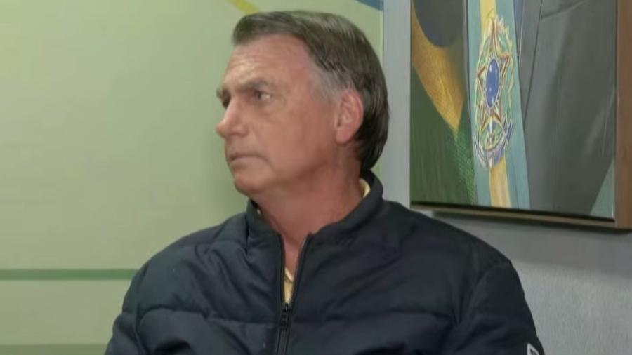 Bolsonaro não quis mostrar a tornozeleira ao vivo em entrevista à BandNews