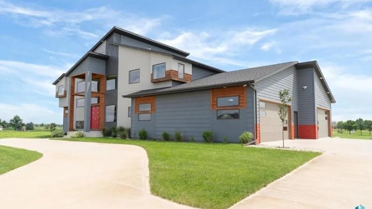 Mansão em Sioux Falls, no estado de Dakota do Sul (EUA) tem cores fortes na área externa e arquitetura que chama a atenção Mansão em Sioux Falls, no estado de Dakota do Sul (EUA) tem cores fortes na área externa e arquitetura que chama a atenção