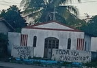 BA: Facção ameaça e picha prédios após morte de assassino de Mãe Bernadete