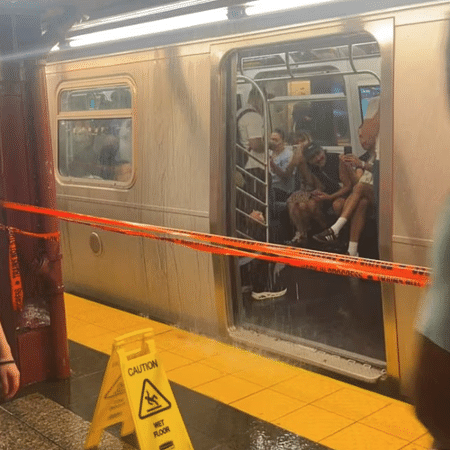 A forte chuva alagou e gerou atrasos metrô da cidade de Nova York A forte chuva alagou e gerou atrasos metrô da cidade de Nova York