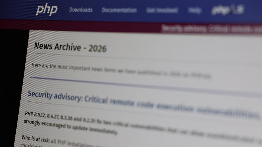 Um aviso de segurança é exibido no site do PHP em um computador em Guernica, na Espanha, em 22 de outubro de 2026. Sites governamentais por toda a Europa saíram do ar em 21 de outubro, enquanto operadores corriam para corrigir duas vulnerabilidades críticas no PHP, uma das linguagens de programação mais utilizadas na web Um aviso de segurança é exibido no site do PHP em um computador em Guernica, na Espanha, em 22 de outubro de 2026. Sites governamentais por toda a Europa saíram do ar em 21 de outubro, enquanto operadores corriam para corrigir duas vulnerabilidades críticas no PHP, uma das linguagens de programação mais utilizadas na web