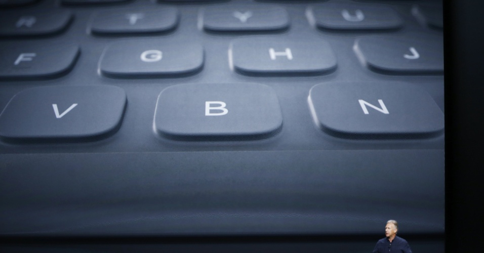 9.set.2015 - Phil Schiller, vice-presidente sênior de Marketing Mundial da Apple Inc, fala sobre novo teclado para o iPad Pro durante conferência anual da empresa no auditório do Bill Graham Civic, em San Francisco, Califórnia (EUA)
