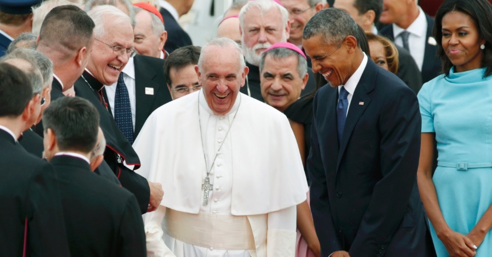 22.set.2015 - O presidente dos EUA, Barack Obama, e o papa Francisco gargalham durante chegada do pontífice à base da Força Aérea de Andrews, em Maryland (EUA). O pontífice chega ao país após viagem emotiva a Cuba
