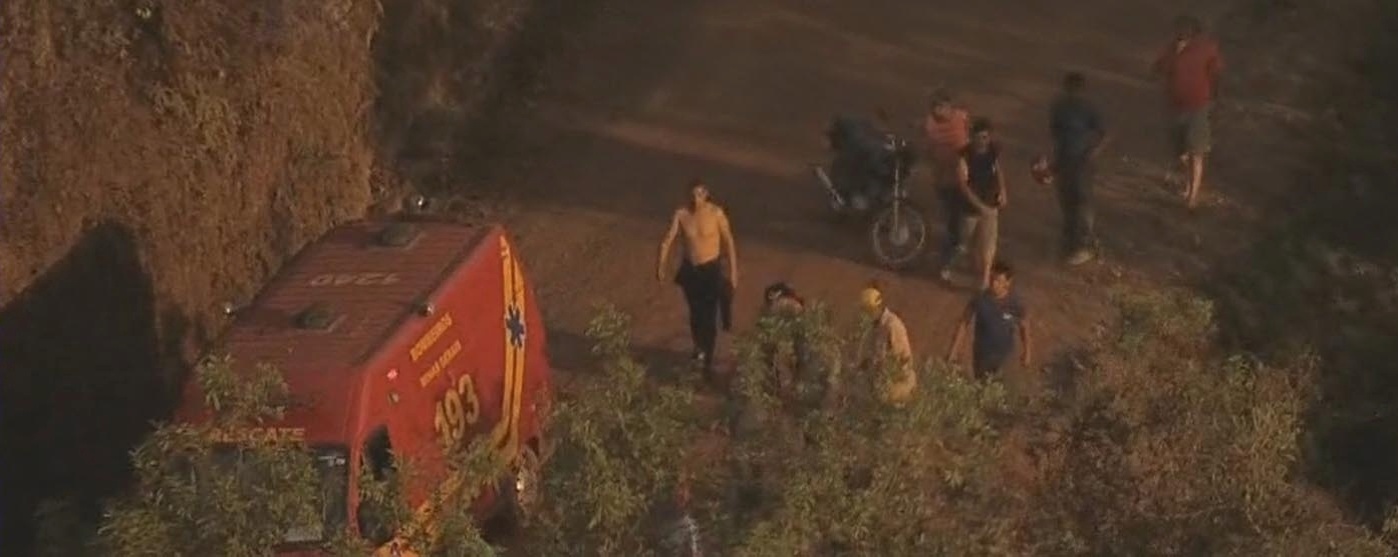 5.nov.2015 - A barragem da mineradora Samarco Fundão, no subdistrito de Bento Rodrigues, distrito de Santa Rita Durão, em Mariana (MG), a 115 km de Belo Horizonte, rompeu por volta das 16h30 desta quinta-feira. De acordo com o Corpo de Bombeiros, pelo menos dez pessoas estão desaparecidas - Reprodução/Globo News