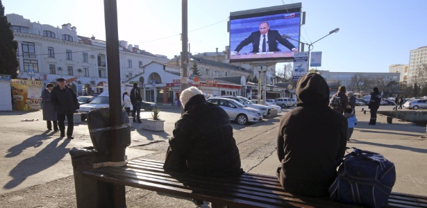 Telão transmite conferência de imprensa anual do presidente russo, Vladimit Putin, em Sevastopol, na Crimeia - Pavel Rebrov/Reuters