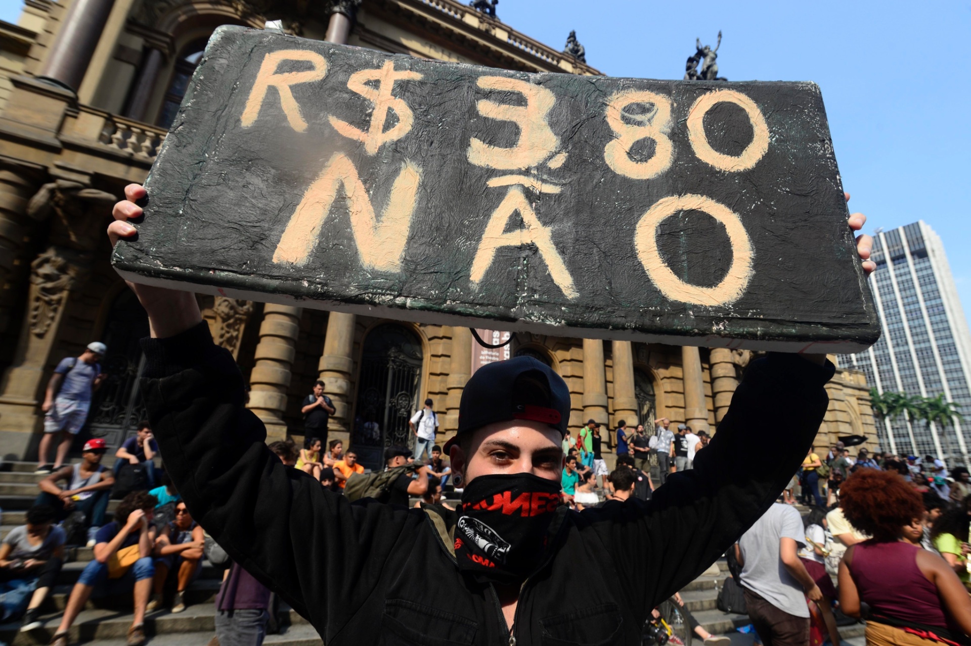 8.jan.2016 - Manifestante segura placa durante concentração em frente ao Teatro Municipal, no centro de São Paulo, durante a tarde, para ato contra o aumento do valor da tarifa do transporte público na cidade. A partir de sábado (9), a passagem, que custa R$ 3,50, vai para R$ 3,80 - Cris Faga/Fox Press Photo/Estadão Conteúdo