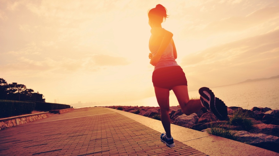 16.fev.2016 - Mulher correndo ao sol. Exercício. Corrida. Pôr-do-sol