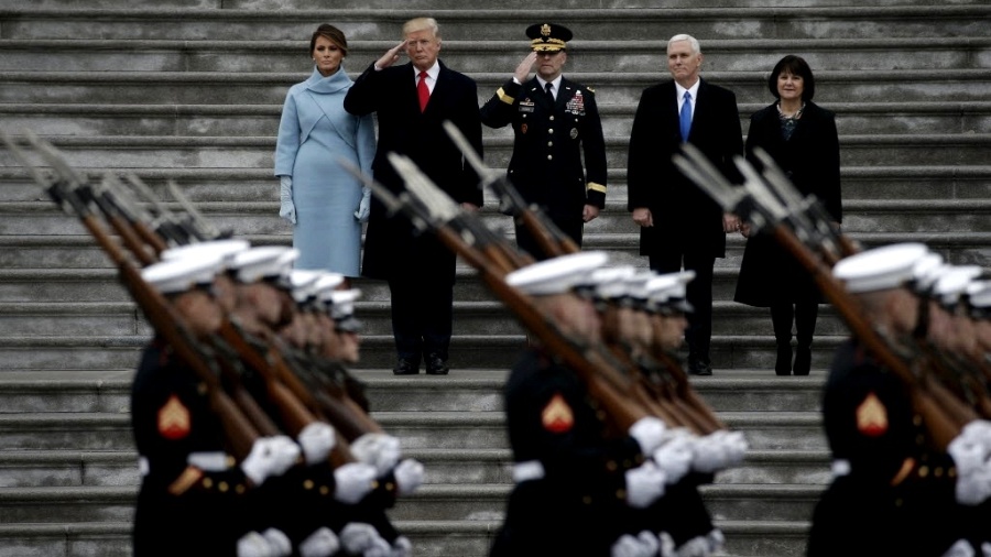 20.jan.2017 - Recém-empossado, o presidente dos EUA, Donald Trump (com gravata vermelha), sua mulher, Melania (à esquerda), o vice-presidente Mike Pence (com gravata azul) e sua mulher, Karen (à direita), observam desfile militar que faz parte da cerimônia de posse, em Washington DC, nesta sexta-feira (20) 20.jan.2017 - Recém-empossado, o presidente dos EUA, Donald Trump (com gravata vermelha), sua mulher, Melania (à esquerda), o vice-presidente Mike Pence (com gravata azul) e sua mulher, Karen (à direita), observam desfile militar que faz parte da cerimônia de posse, em Washington DC, nesta sexta-feira (20)