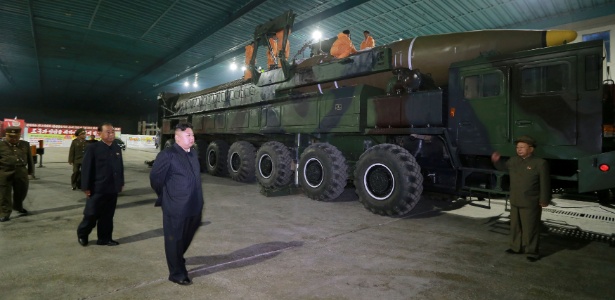 Kim Jong-un inspeciona o míssil balístico intercontinental nesta foto divulgada pela agência oficial norte-coreana KCNA - KCNA via Reuters