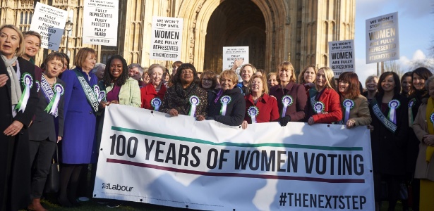 6.fev.2018 - Parlamentares do Labour Party posam do lado de fora do Parlamento Britânico no centenário do voto feminino - Niklas Halle"n/AFP