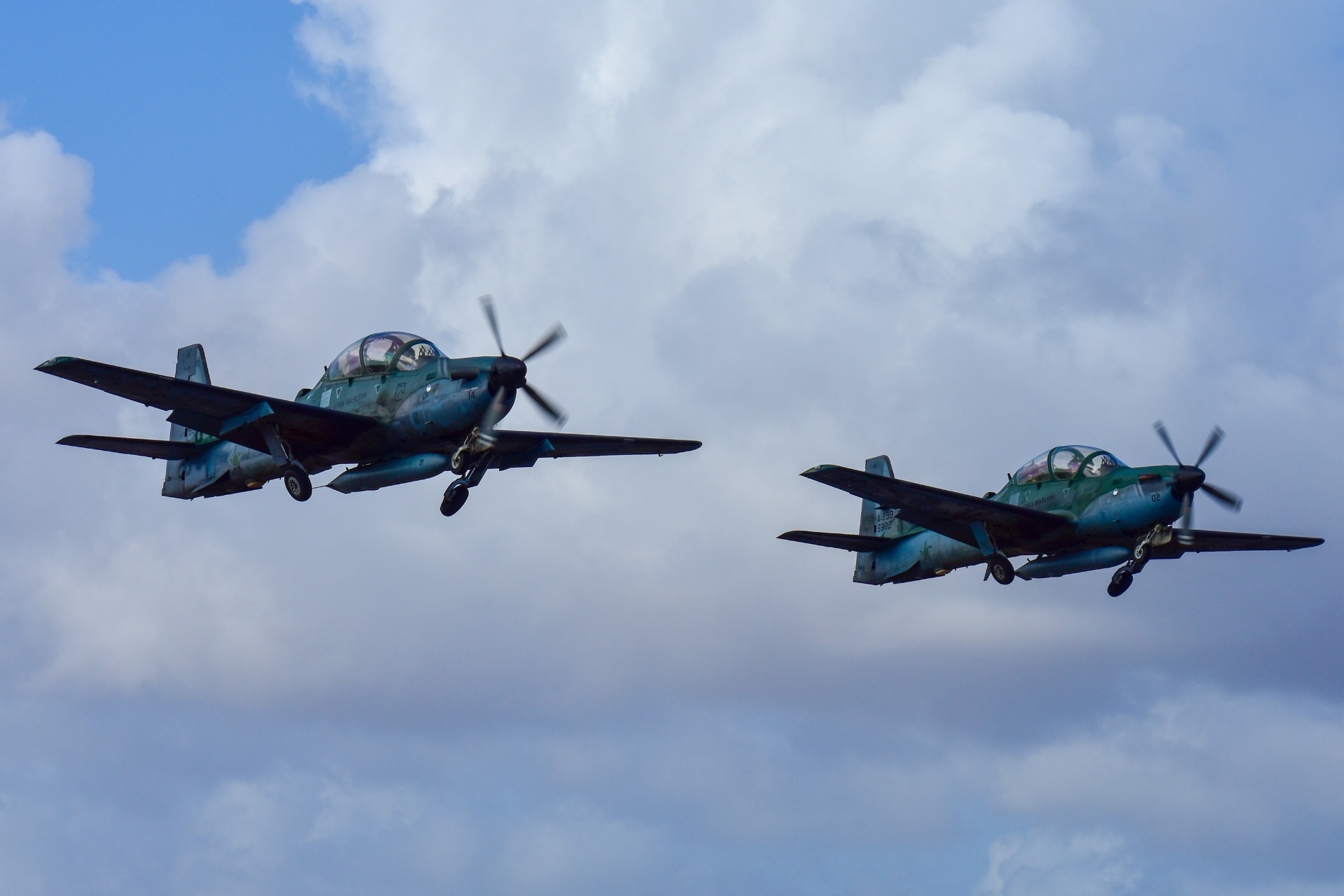 Aviões Supertucano voam em baixa altitude durante exercício - FELIPE AZEVEDO / AGÊNCIA PHOTOPRESS
