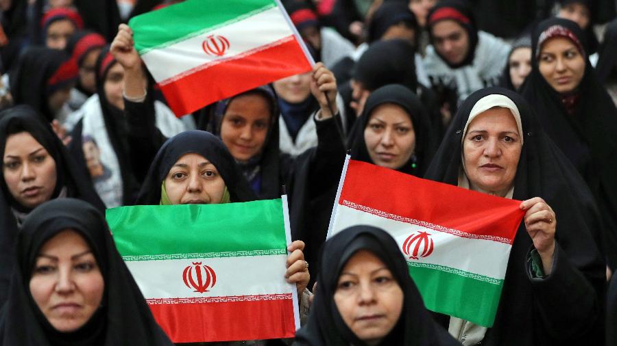 1.fev.2019 - Iranianas seguram a bandeira nacional do país durante as celebrações do 40º aniversário da Revolução Islâmica - AFP