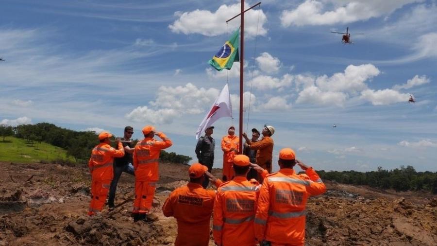 Integrantes das equipes de resgate prestam homenagem às vítimas de Brumadinho - DIVULGAÇÃO/CORPO DE BOMBEIROS DE MINAS GERAIS