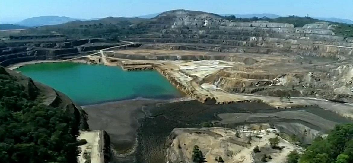 Barragem de mina encerrada nos anos 1990 acumula rejeito de minério radioativo em Caldas (MG): não há prazo para desmonte da estrutura - Reprodução/TV Globo