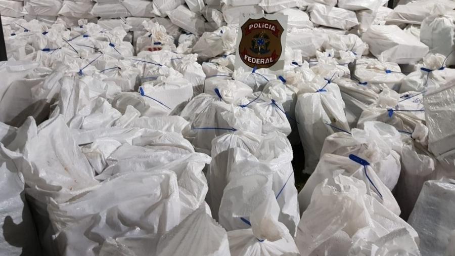10.jul.2019 - Droga estava escondida em meio a um carregamento de milho. O motorista do caminhão foi preso em flagrante por tráfico de drogas - Divulgação/Polícia Federal