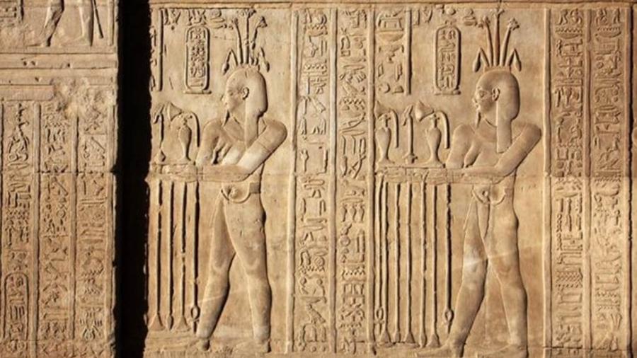 Hieróglifos representam a confecção de perfume em Com Ombo, a algumas centenas de quilômetros de Tmuis; perfumes com mirra eram celebrados no Egito Antigo - Getty Images
