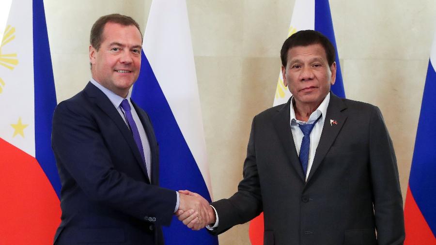 2.out.2019 - O primeiro-ministro da Rússia, Dmitri Medvedev (esq.), e o presidente das Filipinas, Rodrigo Duterte, em encontro em Moscou - Ekaterina Shtukina - 2.out.2019/Sputnik/AFP