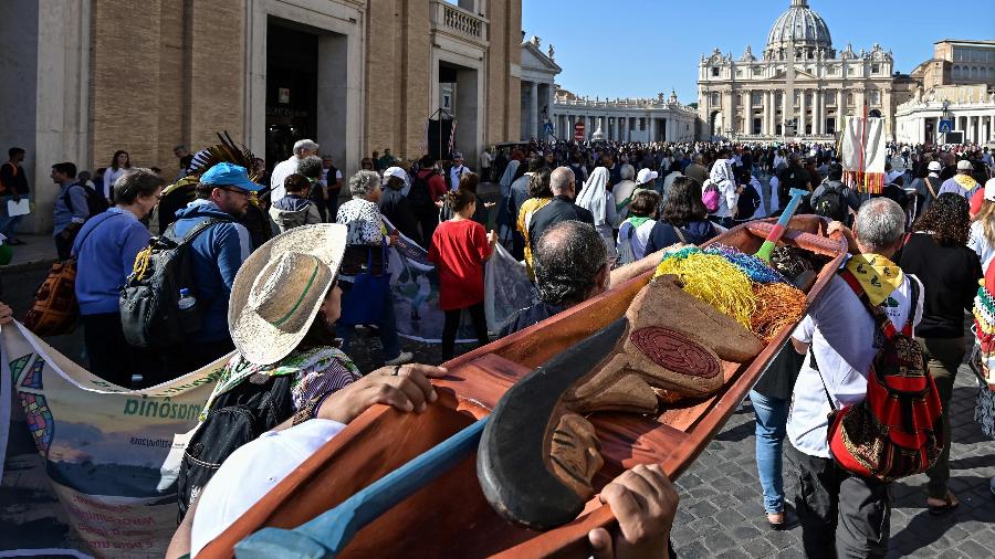 Canoa com imagem indígena é carregada perto da Basílica de São Pedro, no Vaticano - Vincenzo Pinto/AFP