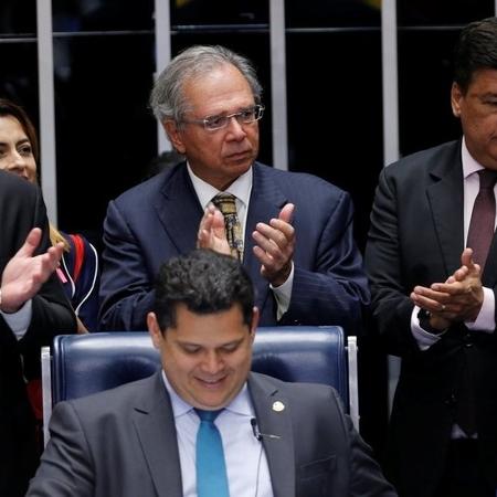 O ministro da Economia, Paulo Guedes, e o presidente do Senado, Davi Alcolumbre, já escolheram quem salvar da possível degola na Infraero - Adriano Machado/Reuters