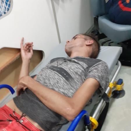 Jonhatan Briuto, de 25 anos, foi transportado de ambulância até hospital após ser agredido - Arquivo pessoal