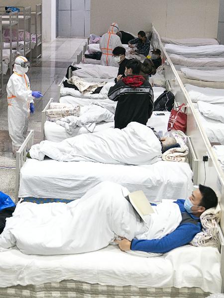 6.fev.2020 -Pacientes infectados com o novo coronavírus são atendidos em um hospital improvisado em um centro de exposições em Wuhan, onde o vírus foi primeiramente identificado e se espalhou  - Xiong Qi/Xinhua