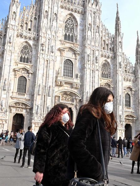 Mulheres usam máscara no centro de Milão, na Itália - Andreas Solaro/AFP