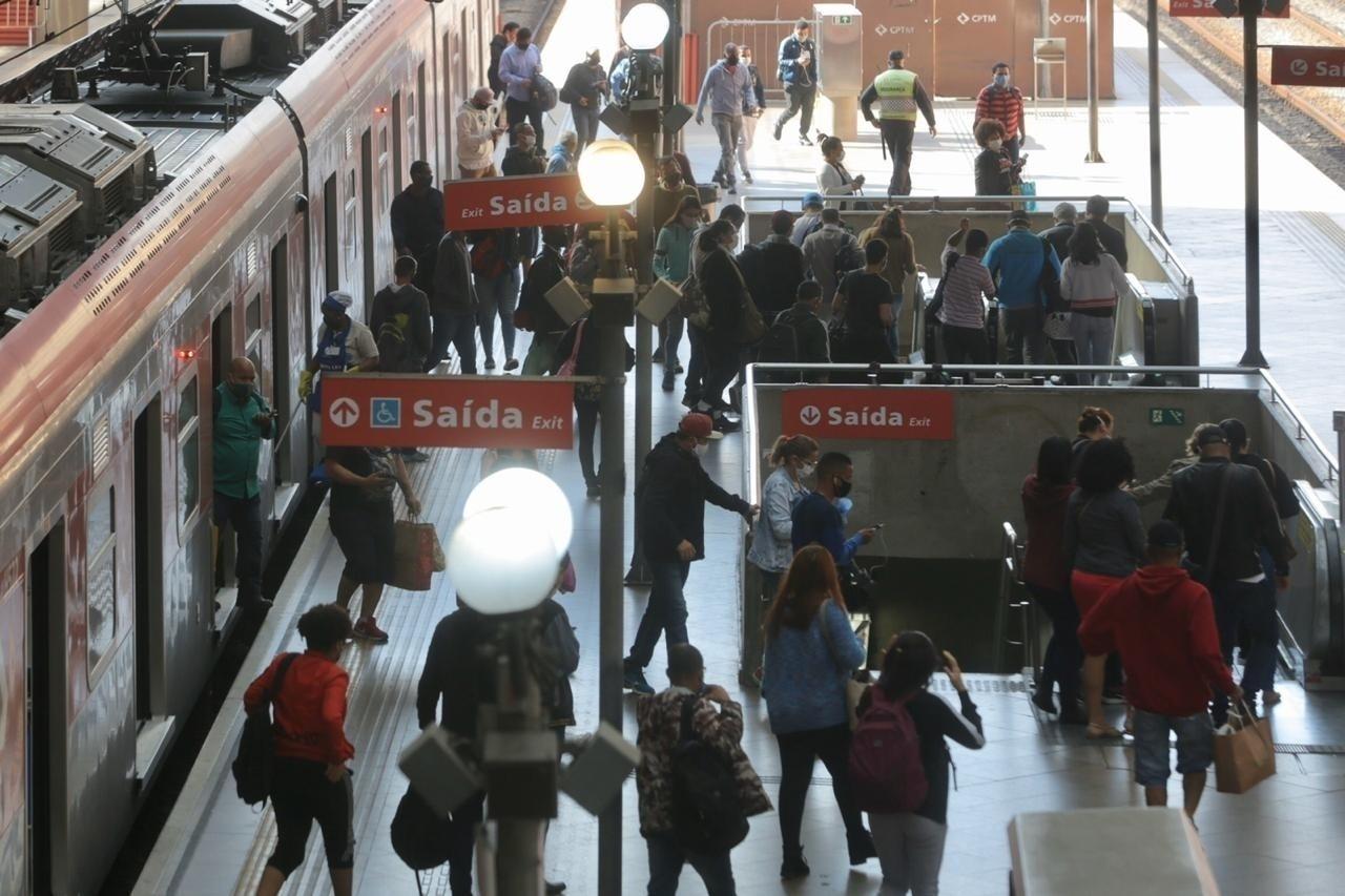 Muitos passageiros na estação da Luz ignoraram o primeiro dia do megaferiado - Ricardo Matsukawa/UOL