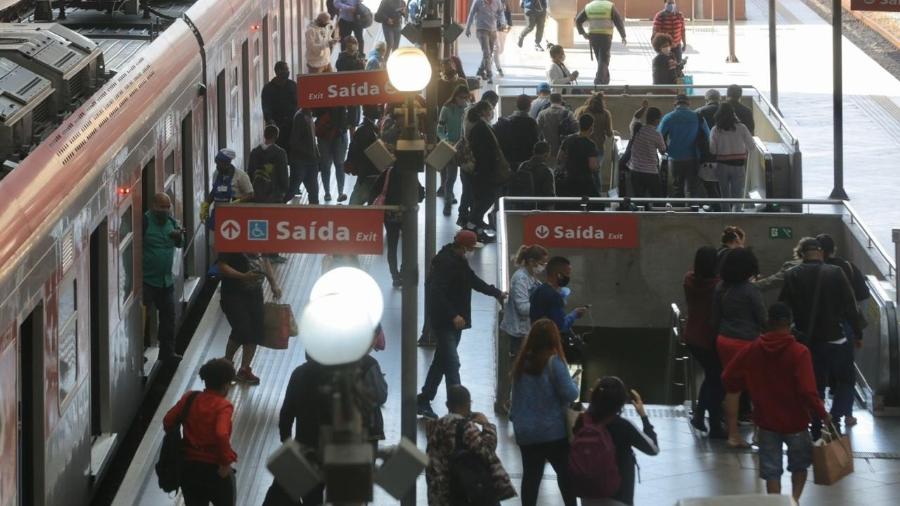 Muitos passageiros na estação da Luz ignoraram o primeiro dia do megaferiado - Ricardo Matsukawa/UOL