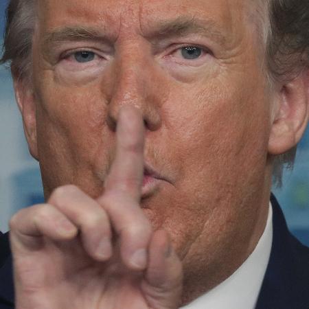 O presidente dos Estados Unidos, Donald Trump, com o dedo em frente ao rosto - Alex Wong/Getty Images