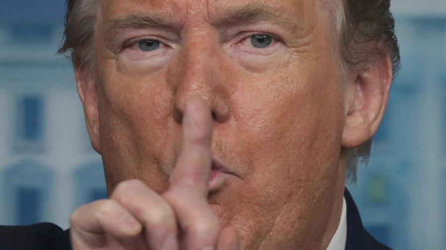 O presidente dos Estados Unidos, Donald Trump, com o dedo em frente ao rosto - Alex Wong/Getty Images
