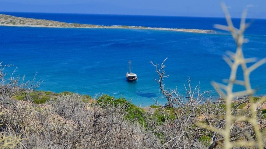 Praia em Creta, na Grécia: país deve reabrir para o turismo e permitirá a entrada de visitantes de diversas partes do mundo em que casos do novo coronavírus estão controlados - Gabriel Bonis/BBC