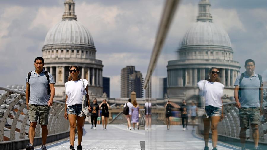 26.jun.2020 - Pessoas caminham na Millennium Bridge, em Londres; Reino Unido registrou hoje mais 186 mortes em decorrência da covid-19 - Tolga AKMEN / AFP