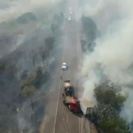 Estrada em meio ao incêndio do Pantanal - Reprodução de vídeo - Instituto do Homem Pantaneiro