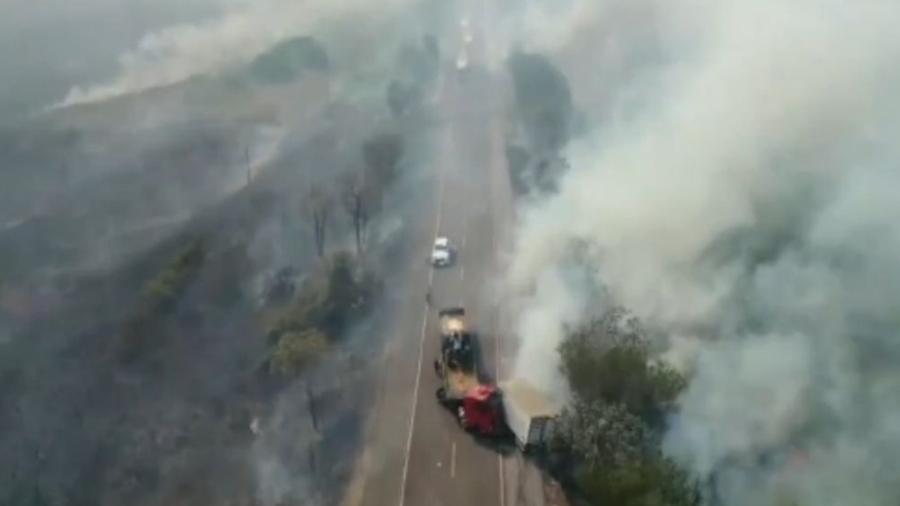 Estrada em meio ao incêndio do Pantanal - Reprodução de vídeo - Instituto do Homem Pantaneiro