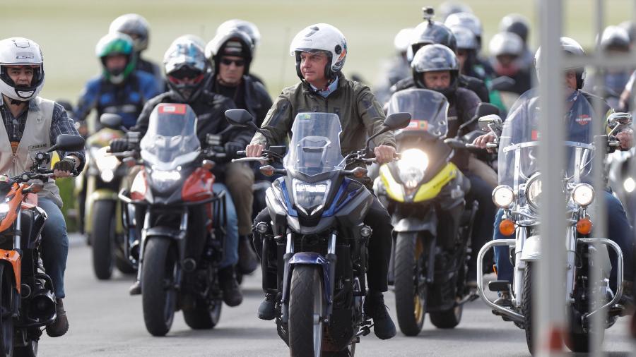 09.mai.2021 - O presidente Jair Bolsonaro (sem partido) participa de um passeio de moto com apoiadores para celebrar o Dia das Mães, em Brasília - REUTERS/Ueslei Marcelino