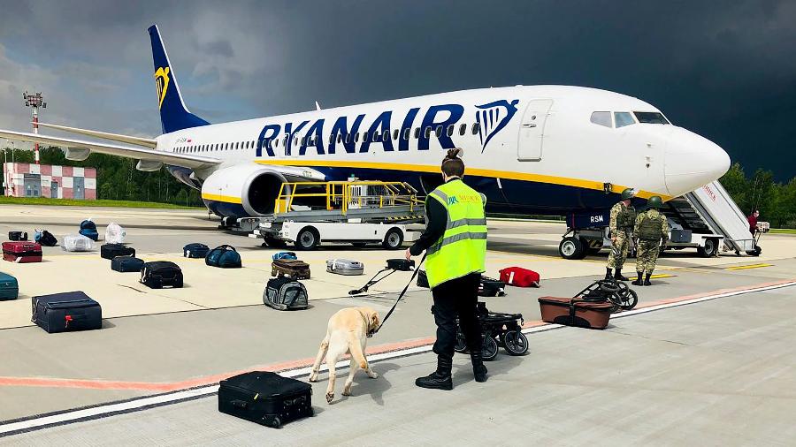 Cão fareja bagagem de passageiros de voo da Ryanair que ia para Lituânia e foi desviado para Belarus - AFP PHOTO/ONLINER.BY