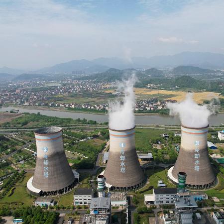 Foto aérea mostra uma usina termelétrica no leste da China, que sofre pressão para aprovar novas usinas a carvão - STR/AFP