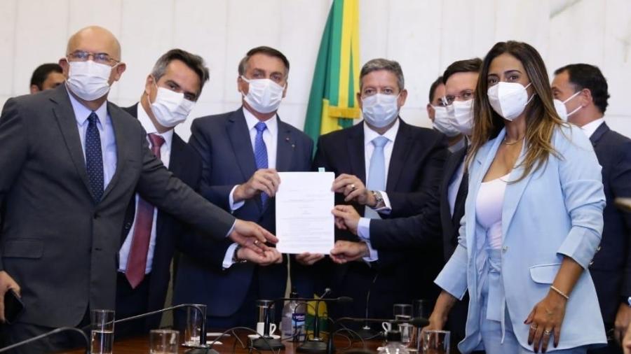 Bolsonaro ao lado do presidente da Câmara, Arthur Lira (PP-AL), entrega a MP do novo Bolsa Família, que prevê a criação dos vouchers - Divulgação