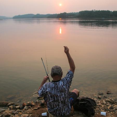 24.08.2021 - Homem pesca na represa do Sistema Alto Tietê, em Jundiaí - Jonny Ueda/Futura Press/Folhapress