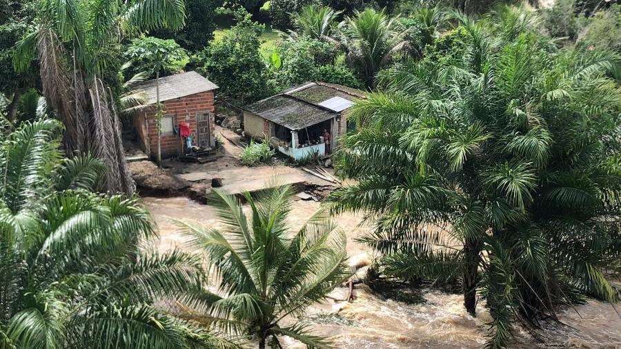 Homem é resgatado em ilhota no rio de Contas, em Aurelino Lessa, no sul da Bahia - Reprodução/Corpo de Bombeiros de Minas Gerais