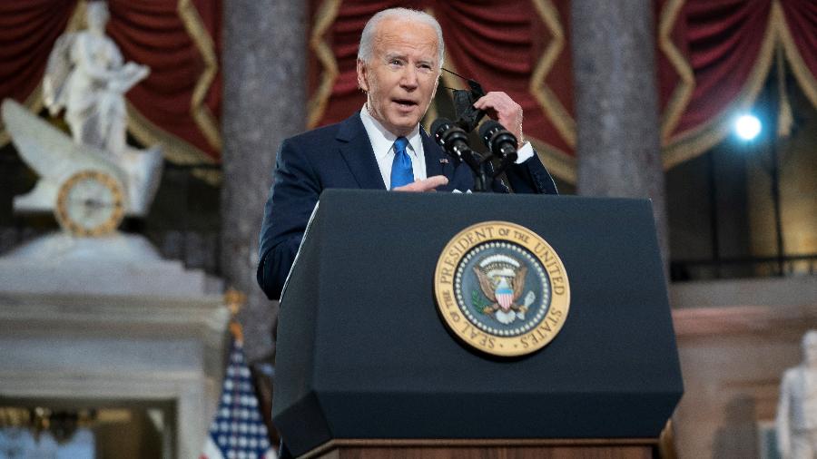 O presidente dos Estados Unidos Joe Biden discursa do Capitólio no aniversário de um ano do ataque à sede do Congresso dos EUA - Greg Nash/Pool via Reuters