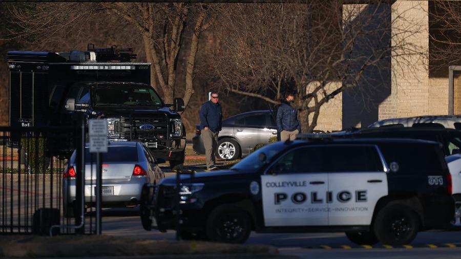 16.jun.2022 - Carro da polícia parado em frente à sinagoga atacada no sábado em Colleyville, no Texas (EUA) - AFP