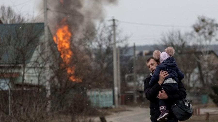 6.mar.2022 - Imagens de Irpin, a 20 km de Kiev, mostraram civis, entre eles famílias inteiras tentando desesperadamente escapar em meio a um bombardeio em curso no domingo. - REUTERS / BBC