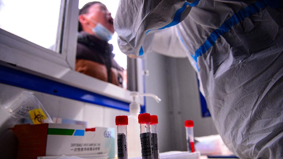 9.mar.2022 - Um residente é submetido a um teste para o coronavírus em Shenyang, na província de Liaoning, nordeste da China - AFP